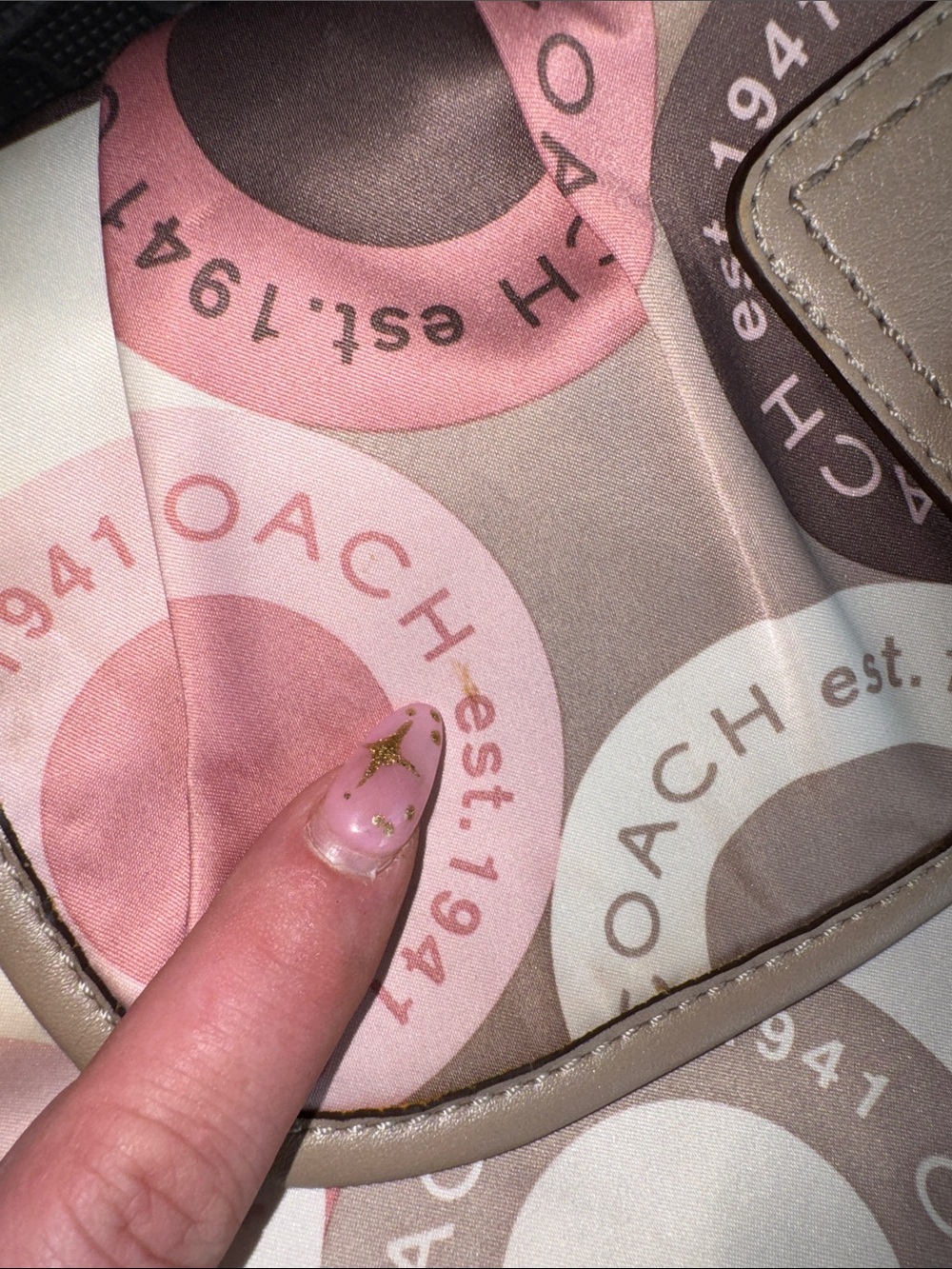 Vintage COACH SoHo Pink, Beige & Brown Signature Circle Shoulder Bag with Charm - Picture 13 of 15